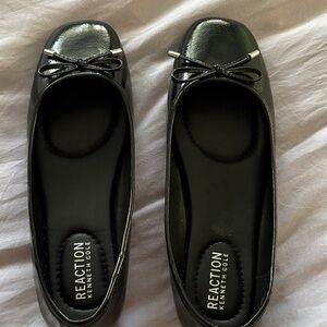 Kenneth Cole Reaction Women's Black Patent Ballet Flats with Bow